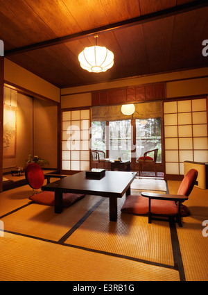 Chambre traditionnelle japonaise à l'intérieur d'un ryokan à Kyoto, au Japon. Banque D'Images