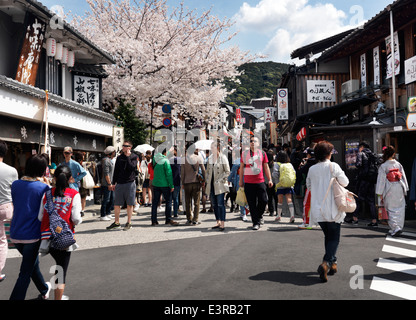 Matsubara dori rempli de touristes pendant la saison des cerisiers en fleur dans Higashiyama, Kyoto, Japon, 2014. Banque D'Images