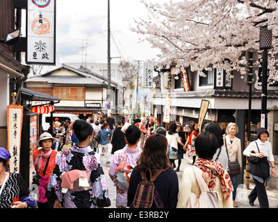 Matsubara-dori rempli de gens pendant la saison des cerisiers en fleur dans Higashiyama, Kyoto, Japon, 2014. Banque D'Images