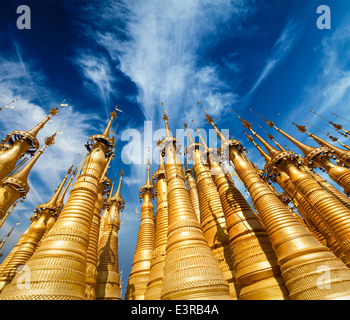 Les stupas d'or dans la pagode Shwe Indein, lac Inle, Myanmar Banque D'Images