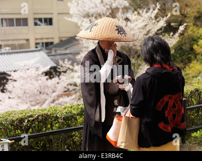 Moine Bouddhiste mendiants d'accepter des dons. Kyoto, Japon. Banque D'Images