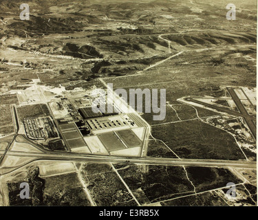 Cette photographie aérienne de San Diego prise par Howard Rozelle entre 1950-1959 offre une perspective unique sur le paysage de la ville au milieu du XXe siècle, capturant les caractéristiques clés de la croissance et du développement de la ville ainsi que de son littoral environnant. Banque D'Images