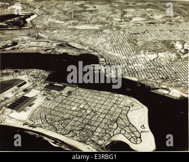 Cette image aérienne de la région de Coronado à San Diego montre une vue détaillée de la ville et de la côte environnante. La photographie met en évidence les caractéristiques géographiques uniques de Coronado, y compris l'emblématique pont Coronado. Banque D'Images