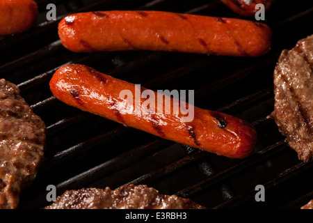 De délicieux hamburgers et hot-dogs sur le grill Banque D'Images