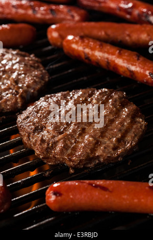 De délicieux hamburgers et hot-dogs sur le grill Banque D'Images