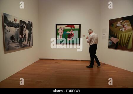 Francfort, Allemagne. 27 mai, 2014. Un homme visite le 'PAPARAZZI ! Eisenwaren, STARS UND KUNSTLER" Exposition de photos à la galerie d'art Schirn Kunsthalle de Francfort, Allemagne, le 27 mai 2014. L'exposition est ouverte le vendredi et durera jusqu'au 12 octobre. © Luo Huanhuan/Xinhua/Alamy Live News Banque D'Images