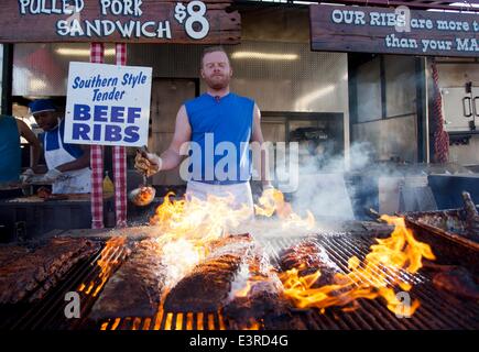 Toronto, Canada. 27 Juin, 2014. Un homme barbecues ribs au cours de la 15e édition annuelle de Toronto Ribfest à Toronto, Canada, le 27 juin 2014. A débuté le vendredi, les cinq jours pour les amoureux de la viande est fesitival et devrait attirer des dizaines de milliers de personnes. © Zou Zheng/Xinhua/Alamy Live News Banque D'Images