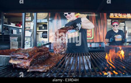 Toronto, Canada. 27 Juin, 2014. Un homme barbecues ribs au cours de la 15e édition annuelle de Toronto Ribfest à Toronto, Canada, le 27 juin 2014. A débuté le vendredi, les cinq jours pour les amoureux de la viande est fesitival et devrait attirer des dizaines de milliers de personnes. © Zou Zheng/Xinhua/Alamy Live News Banque D'Images