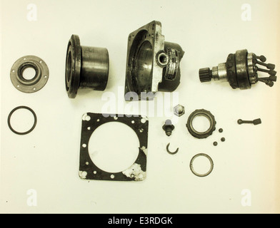 Le Douglas C-54 était un avion de transport quadrimoteur largement utilisé pendant et après la première Guerre mondiale. Il a participé à de nombreuses opérations de transport aérien. Cette image capture les conséquences d’un accident impliquant un C-54, un rappel des défis auxquels l’aviation militaire et civile a été confrontée au cours de son histoire opérationnelle. Banque D'Images