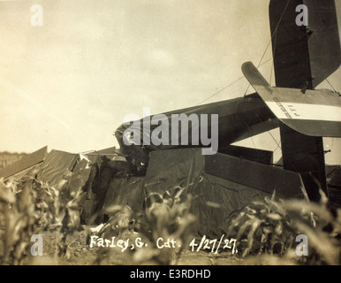 Cette image illustre les conséquences de l'écrasement du Consolidated PT-1, un avion d'entraînement principal utilisé au début de l'entraînement de l'aviation militaire américaine. Banque D'Images