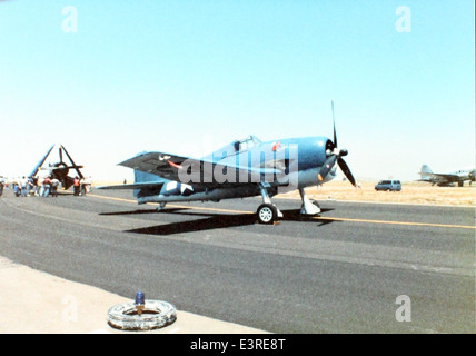 Le Grumman F6F Hellcat, photographié dans cette collection par Charles M. Daniels, était un chasseur naval dominant pendant la IIe Guerre mondiale. Sa conception robuste et son efficacité au combat en ont fait un atout clé pour la marine américaine dans le théâtre du Pacifique, assurant de nombreuses victoires. Banque D'Images