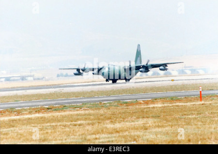 Cette photographie de la collection Charles M. Daniels montre un Lockheed C-130 Hercules, un avion de transport militaire polyvalent utilisé largement par l'US Air Force pour le transport de troupes et de marchandises. Banque D'Images
