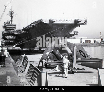 Le Grumman F6F Hellcat était un avion de chasse à porte-avions utilisé par la marine américaine pendant la IIe Guerre mondiale connu pour sa fiabilité et son succès au combat, le F6F a joué un rôle crucial sur le théâtre du Pacifique, atteignant un taux élevé de pertes sur pertes. Sa conception robuste et son moteur puissant en ont fait l'un des chasseurs navals les plus efficaces de son temps. Banque D'Images