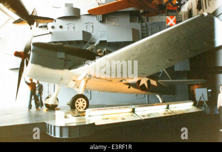 Le Grumman F6F Hellcat était un avion de chasse à porte-avions utilisé par la marine américaine pendant la IIe Guerre mondiale connu pour sa durabilité et son efficacité au combat, le Hellcat a atteint un remarquable ratio kill-to-loss, ce qui en fait l'un des chasseurs navals les plus performants de la guerre. Banque D'Images