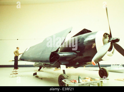 Le Grumman F6F Hellcat était un avion de chasse à porte-avions utilisé par la marine américaine pendant la IIe Guerre mondiale. Il a été conçu pour remplacer le F4F Wildcat et est devenu l'un des chasseurs navals les plus réussis de la guerre, avec un record impressionnant au combat contre l'Empire japonais. Banque D'Images