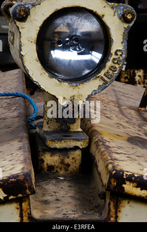 Lumière sur un moteur de fer dans une mine de charbon. Banque D'Images