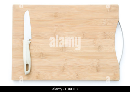 Couteau sur une planche à découper en bois avec clipping path Banque D'Images