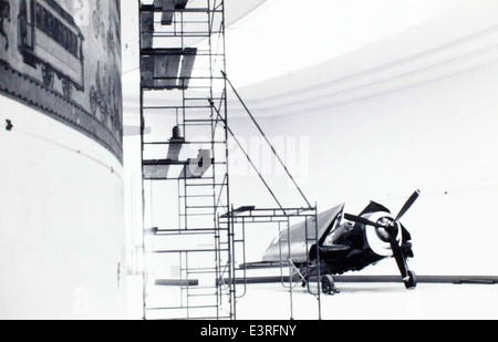 Le Grumman F6F Hellcat était un avion de chasse à porte-avions utilisé par la marine américaine pendant la IIe Guerre mondiale. C'était l'un des avions de chasse les plus réussis de l'histoire de l'aviation navale, crédité d'avoir abattu plus d'avions ennemis que tout autre avion de chasse à porte-avions de la guerre. Le Hellcat a joué un rôle crucial dans des batailles telles que la bataille de la mer des Philippines et la bataille du golfe de Leyte. Banque D'Images