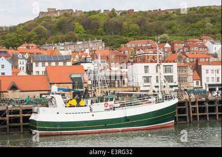 Chalutier de pêche commerciale bateau amarré dans le port de petite ville anglaise Banque D'Images