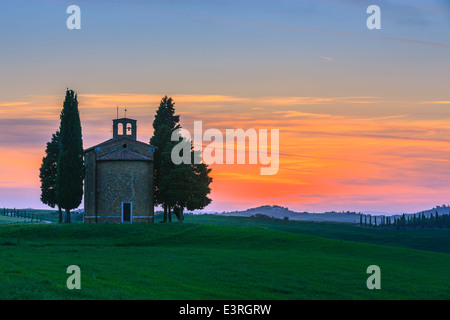 La Cappella della Madonna di Vitaleta, au coeur de la Toscane, près de Pienza en de Val d'Orcia Banque D'Images