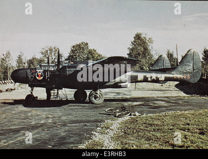 Cette photo de la collection Charles M. Daniels présente le Northrop P-61 Black Widow, un chasseur de nuit bimoteur utilisé par les forces aériennes de l'armée américaine pendant la IIe Guerre mondiale. Il s'agit du premier avion américain conçu spécifiquement pour les opérations de combat nocturne. Banque D'Images