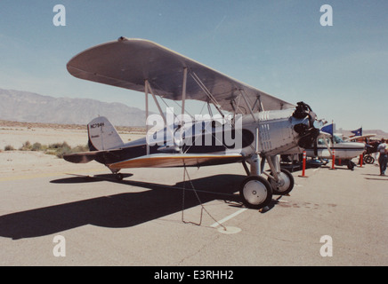 Cette photo de la collection Charles M. Daniels montre un avion Stearman C3R, un biplan utilisé pour l'entraînement de l'aviation civile et militaire au début du XXe siècle. Le Stearman était connu pour son rôle dans l'entraînement au vol pendant la période précédant la seconde Guerre mondiale. Banque D'Images
