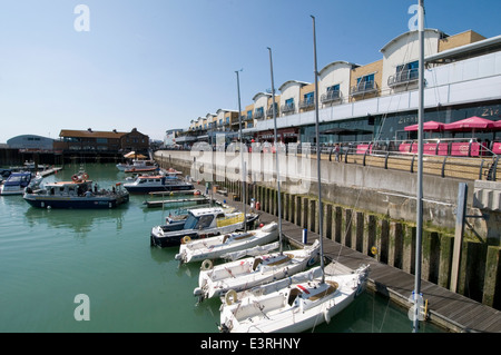 Le port de plaisance de Brighton uk angleterre bateaux à moteur yachts de complexes résidentiels et d'affaires sur la côte sud Banque D'Images