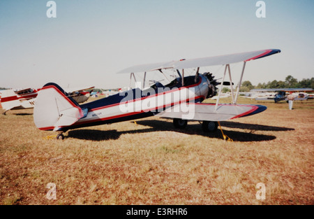 La collection Charles M. Daniels présente une photo de l'avion Stearman immatriculé N1524M. Ce biplan, connu pour son rôle dans l'entraînement militaire pendant la seconde Guerre mondiale, illustre la technologie aéronautique de l'époque et la conception d'avions d'entraînement. Banque D'Images