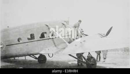 Cette photo de la collection Charles M. Daniels présente les premiers avions de ligne, dont le Stinson Model A et le Stinson Trimotor. Ces avions ont été essentiels au développement du transport aérien commercial au début du XXe siècle. Banque D'Images