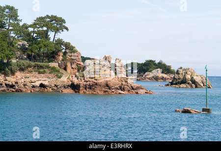 Paysage côtier idyllique à l'île de Bréhat à la Côte de Granit Rose en Bretagne, France Banque D'Images