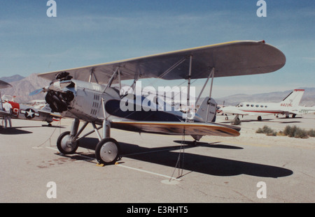 Cette photo de la collection Charles M. Daniels montre le Stearman C3R, un biplan populaire utilisé dans les années 1930 pour l'entraînement et les applications agricoles. Il était bien connu pour sa polyvalence et sa performance dans le milieu de l'aviation. Banque D'Images