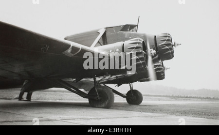La collection Charles M. Daniels comprend une photo d'un Stinson Model A, un avion de ligne conçu pour l'aviation générale. Le Stinson TriMotor, un autre avion de la collection, était connu pour sa durabilité et utilisé dans des rôles commerciaux et militaires au cours des années 1930 Banque D'Images