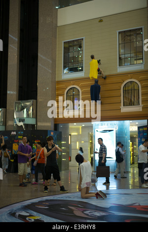 Une exposition avec les modèles et batman 3d au centre commercial Times Square dans Causeway Bay Banque D'Images