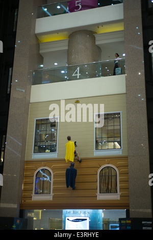 Une exposition avec les modèles et Batman 3d au centre commercial Times Square dans Causeway Bay Banque D'Images