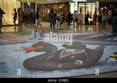 Une exposition avec les modèles et batman 3d au centre commercial Times Square dans Causeway Bay Banque D'Images