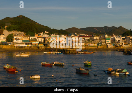 Bateaux de pêche ancrés près du village, Yung Shue WAN, Lamma Island, Hong Kong, Chine.© Kraig Lieb Banque D'Images