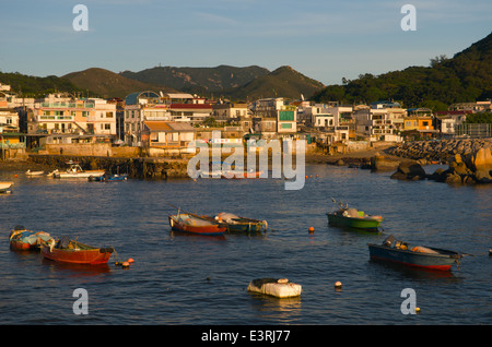Les bateaux de pêche ancrés près du village, de Yung Shue Wan, Lamma Island, Hong Kong, Chine Banque D'Images