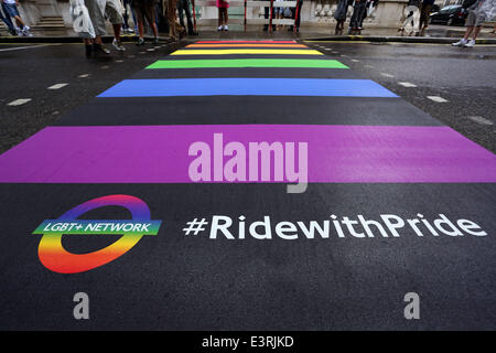 Londres, Royaume-Uni. 28 Juin, 2014. London's premier passage Arc-en-ciel dévoilé à Londres 2014 Fierté de Pall Mall East. Le passage pour piétons, symbolise les couleurs du drapeau Gay Pride et la communauté LGBT. Crédit : Paul Brown/Alamy Live News Banque D'Images