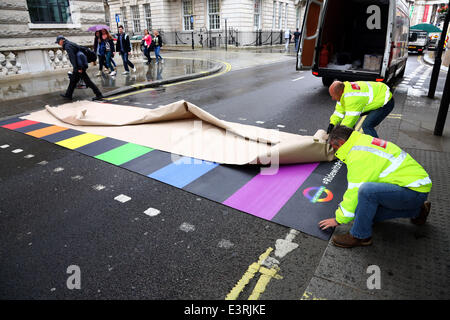 Londres, Royaume-Uni. 28 Juin, 2014. London's premier passage Arc-en-ciel dévoilé à Londres 2014 Fierté de Pall Mall East. Le passage pour piétons, symbolise les couleurs du drapeau Gay Pride et la communauté LGBT. Crédit : Paul Brown/Alamy Live News Banque D'Images