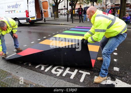 Londres, Royaume-Uni. 28 Juin, 2014. London's premier passage Arc-en-ciel dévoilé à Londres 2014 Fierté de Pall Mall East. Le passage pour piétons, symbolise les couleurs du drapeau Gay Pride et la communauté LGBT. Crédit : Paul Brown/Alamy Live News Banque D'Images