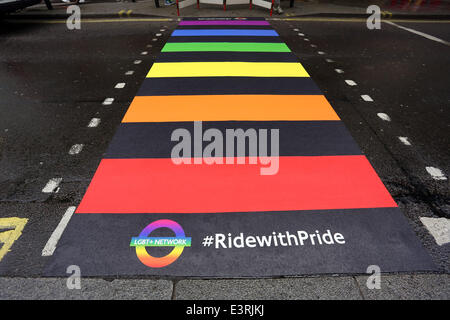 Londres, Royaume-Uni. 28 Juin, 2014. London's premier passage Arc-en-ciel dévoilé à Londres 2014 Fierté de Pall Mall East. Le passage pour piétons, symbolise les couleurs du drapeau Gay Pride et la communauté LGBT. Crédit : Paul Brown/Alamy Live News Banque D'Images