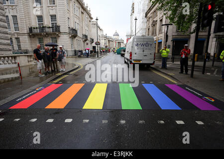 Londres, Royaume-Uni. 28 Juin, 2014. London's premier passage Arc-en-ciel dévoilé à Londres 2014 Fierté de Pall Mall East. Le passage pour piétons, symbolise les couleurs du drapeau Gay Pride et la communauté LGBT. Crédit : Paul Brown/Alamy Live News Banque D'Images