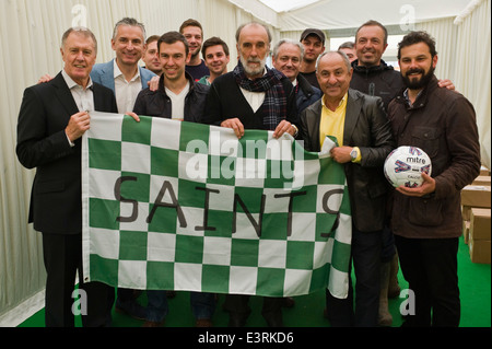 Les légendes du football Sir Geoff Hurst, Osvaldo Ardiles, Ricardo Villa & Alan Smith avec les Hay-on-Wye équipe de football de l'Hay Festival 2014. © Jeff Morgan Banque D'Images