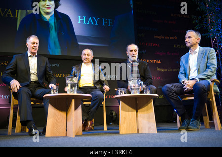 Les légendes du football Sir Geoff Hurst, Osvaldo Ardiles, Ricardo Villa & Alan Smith dans la discussion sur la scène à l'Hay Festival 2014. ©Jeff Morgan Banque D'Images