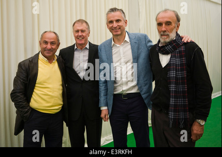 Les légendes du football (l-r) Osvaldo Ardiles, Sir Geoff Hurst, Alan Smith & Ricardo Villa à Hay Festival 2014. © Jeff Morgan Banque D'Images