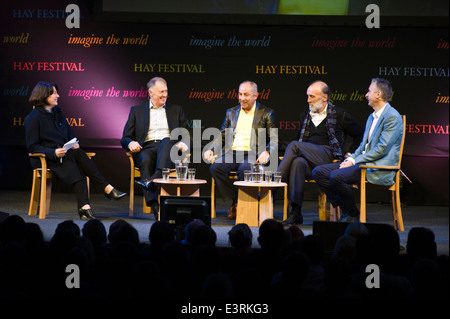 Les légendes du football Sir Geoff Hurst, Osvaldo Ardiles, Ricardo Villa & Alan Smith dans la discussion sur la scène à l'Hay Festival 2014. ©Jeff Morgan Banque D'Images