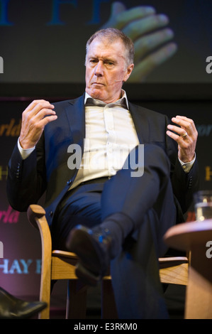 Champion du monde Sir Geoff Hurst en discussion sur la scène à l'Hay Festival 2014. © Jeff Morgan Banque D'Images