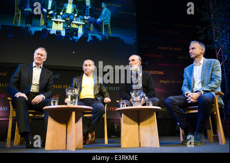 Les légendes du football Sir Geoff Hurst, Osvaldo Ardiles, Ricardo Villa & Alan Smith dans la discussion sur la scène à l'Hay Festival 2014. ©Jeff Morgan Banque D'Images
