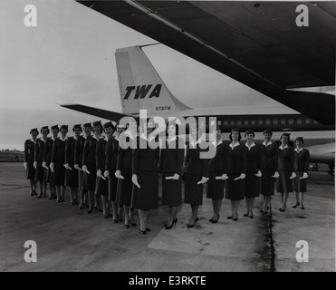 Hôtesse de l'air à l'avant de l'avion Banque D'Images