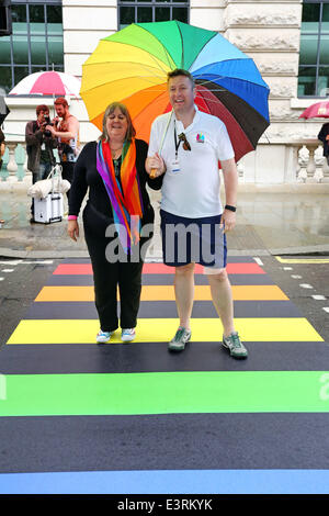 Londres, Royaume-Uni. 28 Juin, 2014. London's premier passage Arc-en-ciel dévoilé à Londres 2014 Fierté de Pall Mall East. Le passage pour piétons, symbolise les couleurs du drapeau Gay Pride et la communauté LGBT. Crédit : Paul Brown/Alamy Live News Banque D'Images